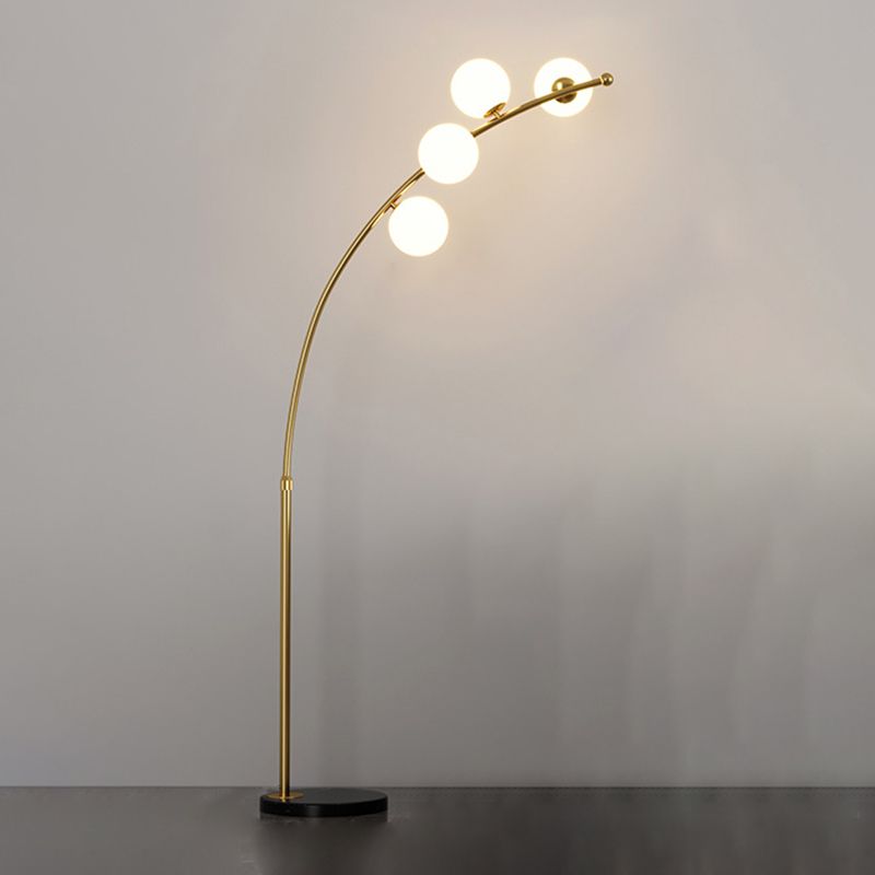 Zinco Arco – lampada arco oro in angolo lettura di design