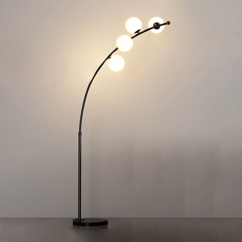 Zinco Arco – lampada arco nero sopra poltrona lettura