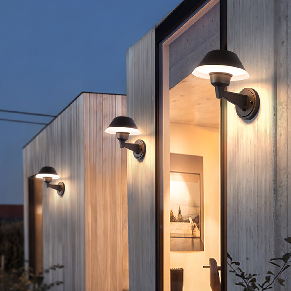 Zinco Notte – applique nera classica su facciata mattone