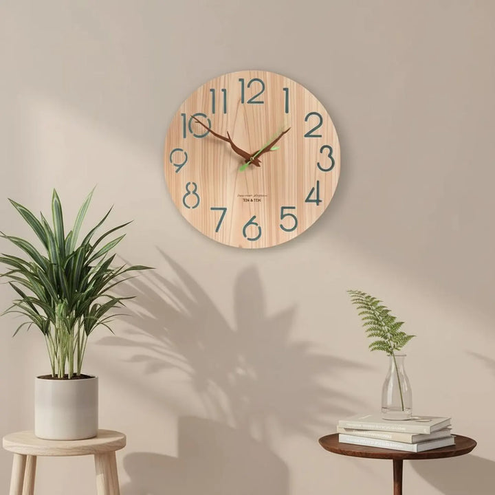 Zinco Tempo – orologio da parete rotondo in legno naturale sopra poltrona moderna